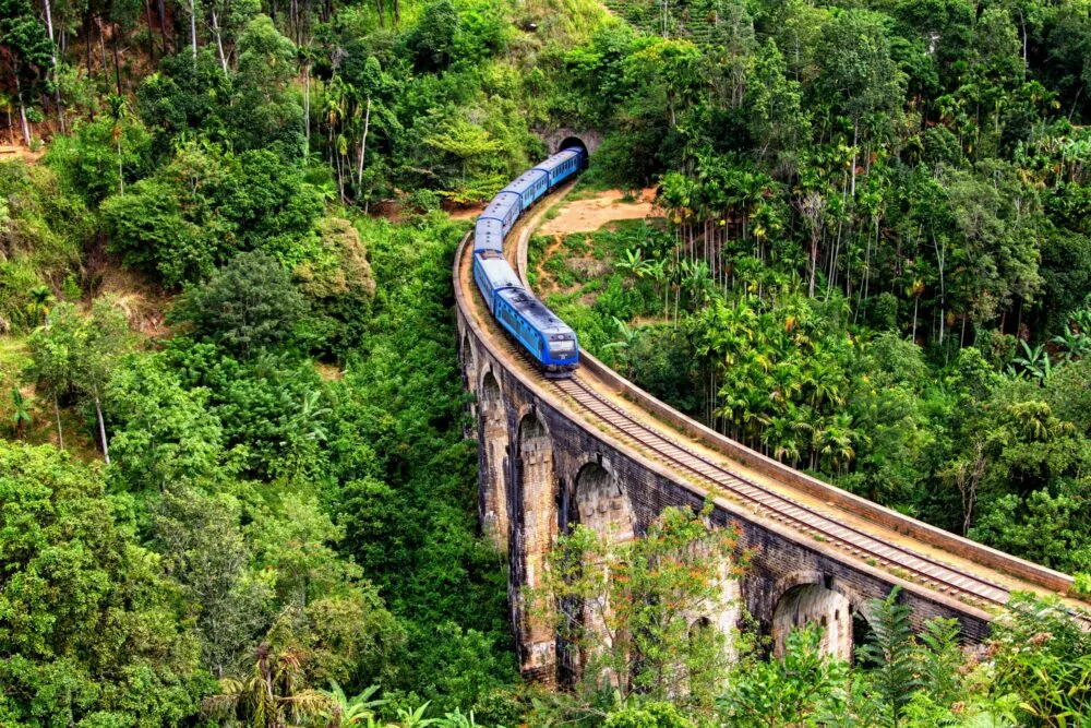 Sri Lanka Ella Trein Uit De Tunnel Blauw