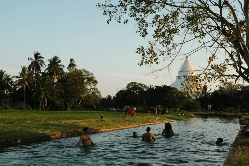 Sri Lanka Tissamaharama Tempel Mensen Zwemmen
