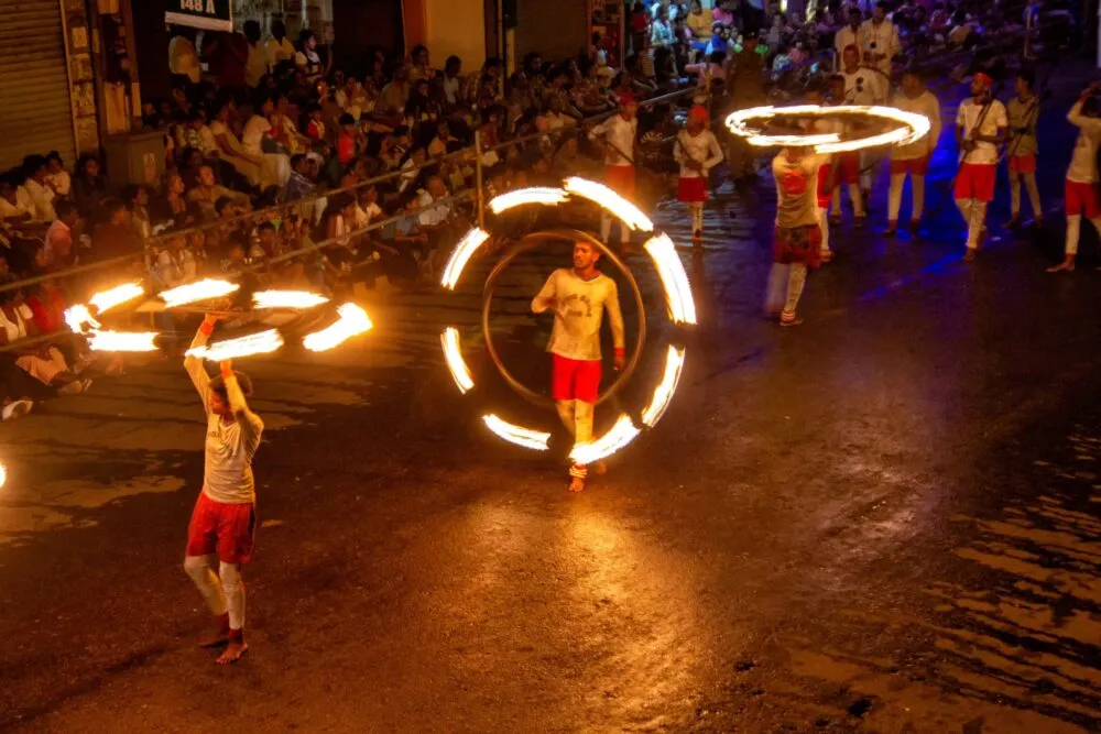 Sri Lanka Kandy Esala Perahera Man Met Vuur