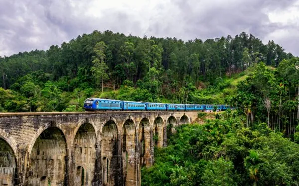 ella-trein-brug-uitzicht-punt-sri-lanka-2jpg-0051df29-0bb5-427c-bb51-44ab2d9369f4.jpg