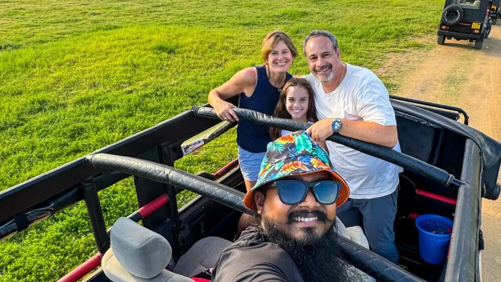 Indu met groep reizigers in Sri Lanka.
