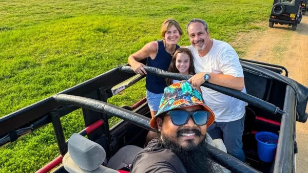 Indu met groep reizigers in Sri Lanka.